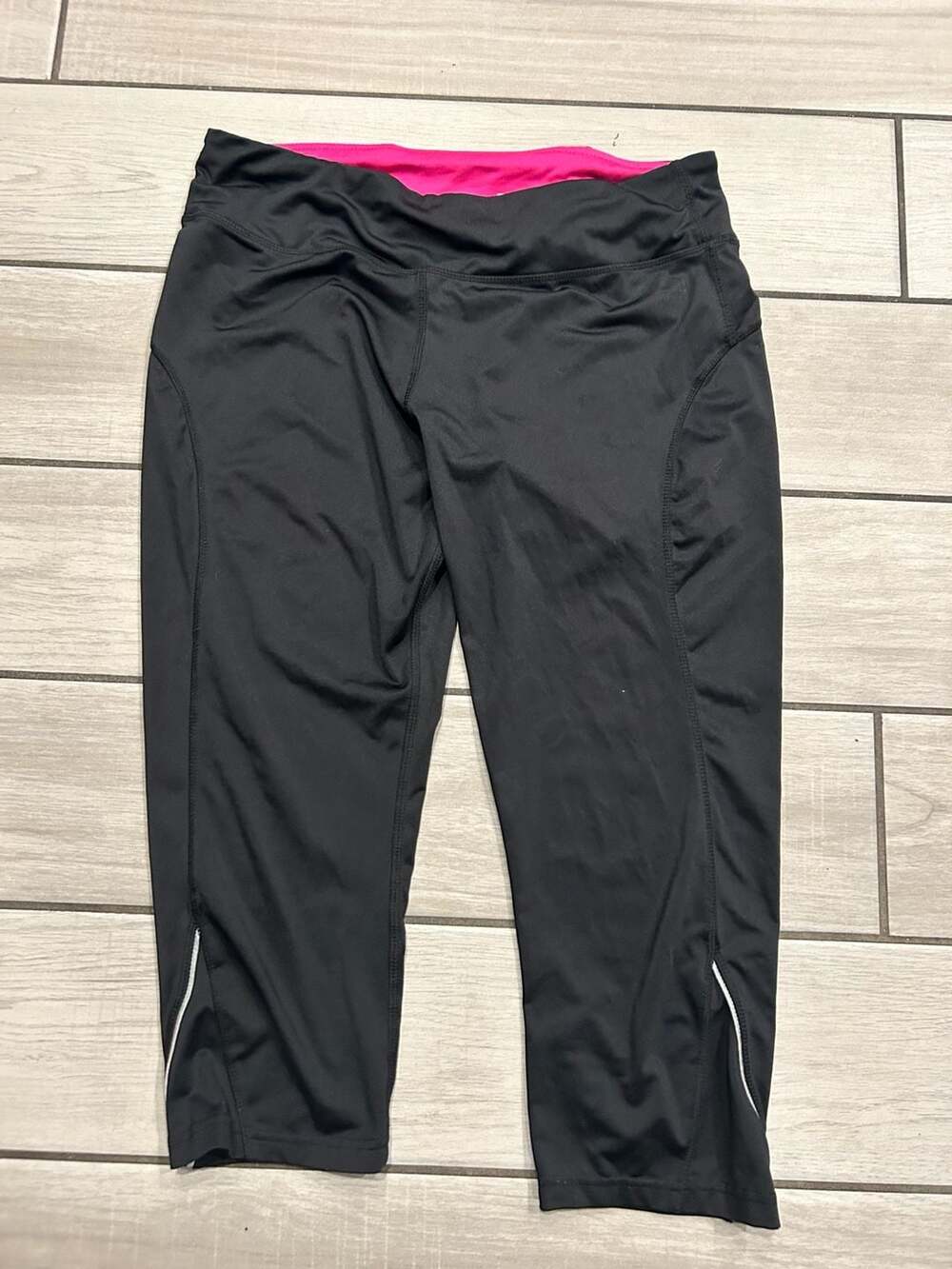 Everlast Black and Pink Crop Capri Leggings with Mesh Side Panels, Size L/G